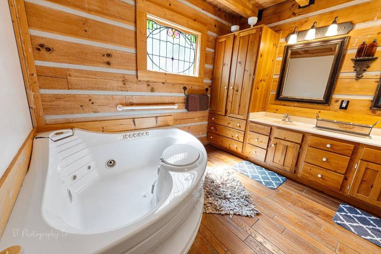 Family Adventure Lodge: Pet Friendly, Free Attraction Tickets, Hot Tub, Close to Park — photo 4