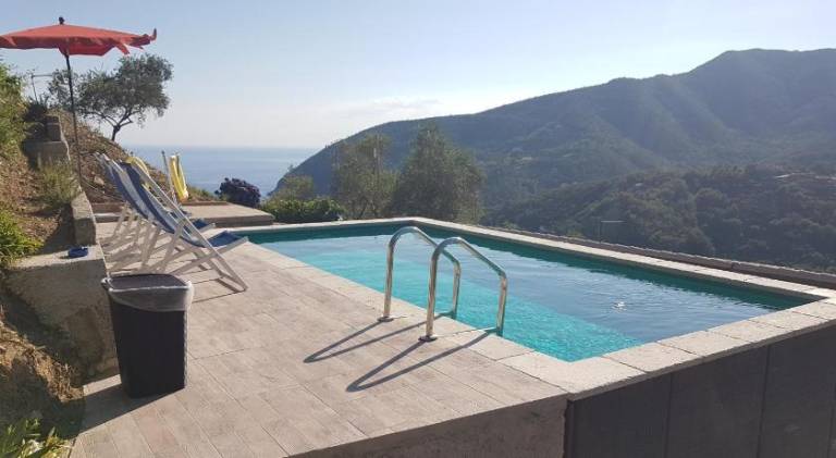 Rental apartment with patio, pool & garden in Moneglia