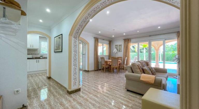 Villa with pool — photo 5