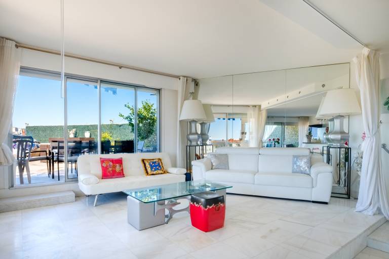 Family-friendly ample apartment with grill, fast internet & yard | Beach view | Suitable for remote work | Pets are welcome — photo 4