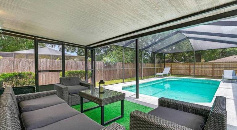 Vacation home with pool — photo 4