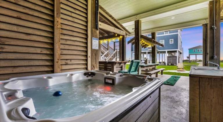 Vacation home with hot tub — photo 3