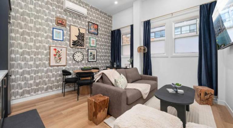 The McCaul by Casa Hotels Cozy Queen Suite with Laundry in DT