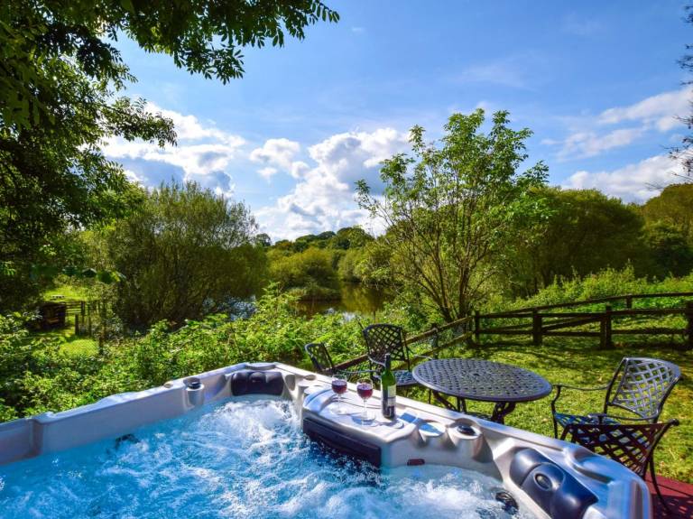 Cottage with hot tub & garden | Water view in Tavistock