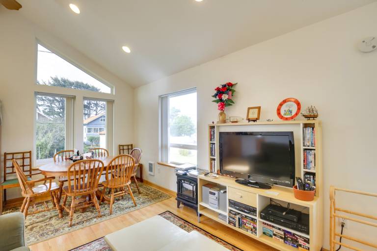 1 Block to Twin Rocks Beach: Pet-Friendly Cottage — photo 4