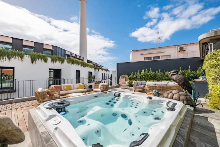 Holiday apartment with terrace, barbeque & pool | Close to Farmers Market | Sea view in Funchal