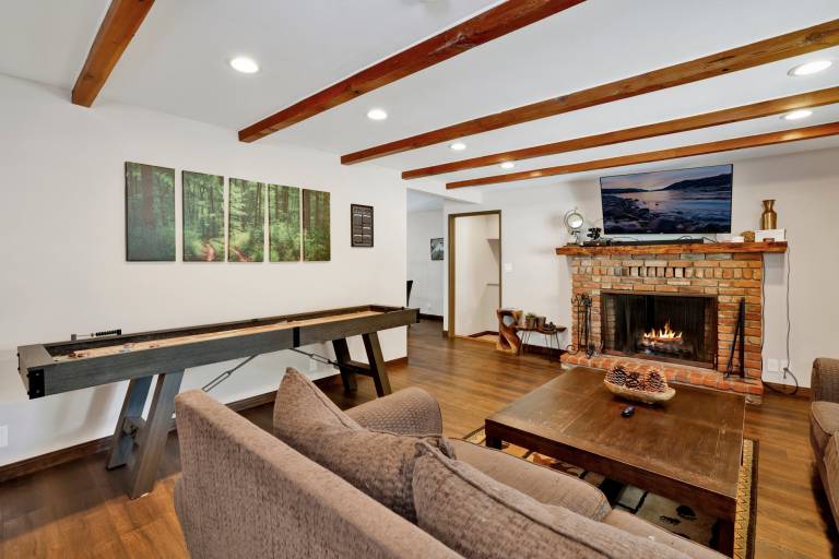 Cabin with barbecue & jacuzzi | Lake view in San Bernardino, CA
