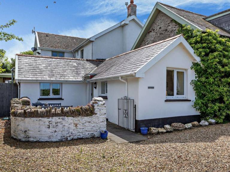 Cottage with jacuzzi, garden & grill in Ilfracombe