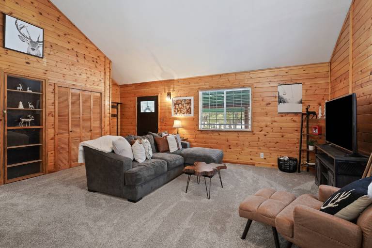 Basecamp - Cabin, Private Fenced Beauty! Detached Game Room, Darts, Basketball, Foosball — photo 5