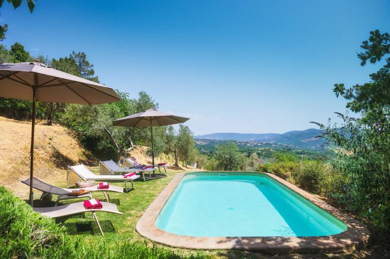 Family-friendly villa with garden, private pool & barbecue | Garden view | Suitable for remote work | Pet-friendly — photo 4