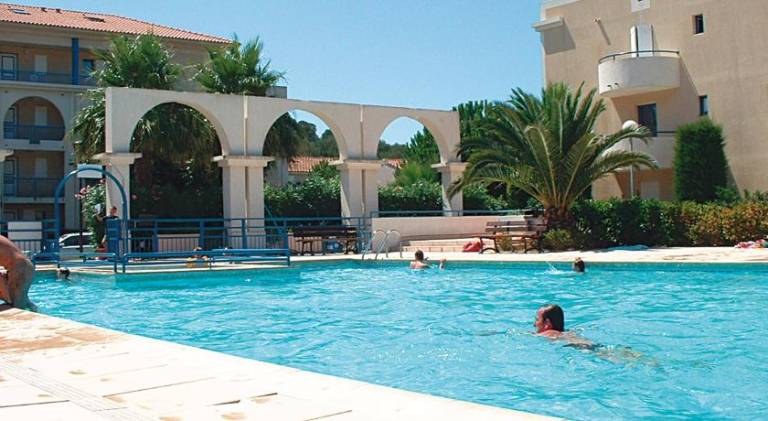 Serviced apartment with terrace, pool & yard | Next to the beach | Pets allowed in Le Lavandou