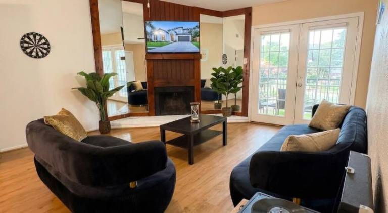 FIFA WORLD CUP 2bd 2ba Cozy Vintage Escape Fireplace & Balcony in Houston, TX