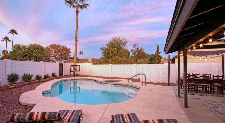 House with pool — photo 5