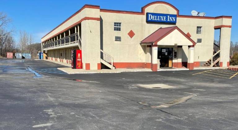 DELUXE INN — photo 2