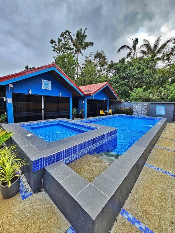 Vacation home with pool, yard & grill in Tagaytay