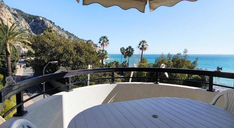 Rental apartment with patio & private pool in Menton