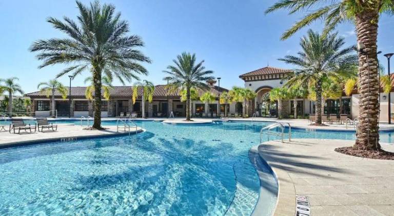 House with pool — photo 3