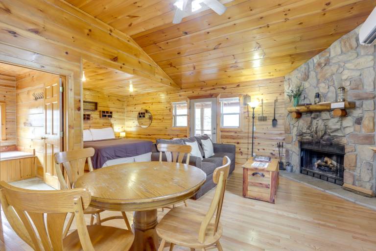 Hike, Play On-Site: Eureka Springs Cabin Near Dtwn — photo 5