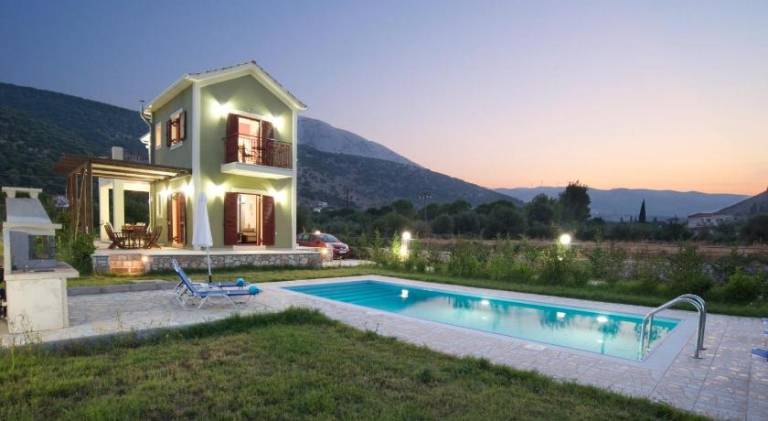 Villa with yard, jacuzzi & patio — photo 3