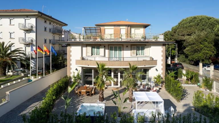Villa with patio, pool & garden | Garden view — photo 2