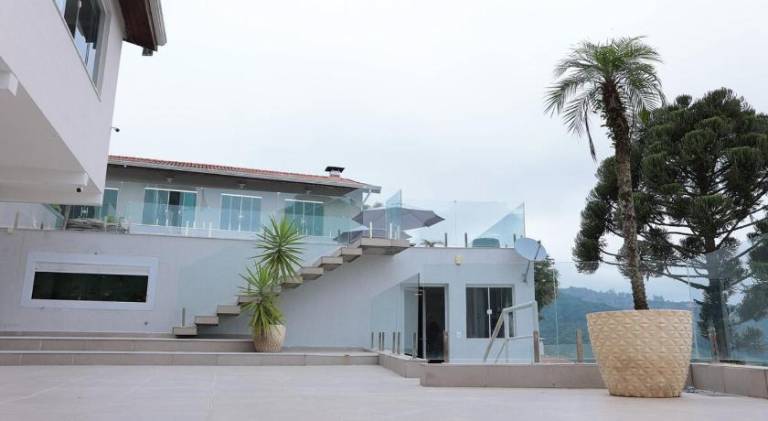House with pool & hot tub | Pet-friendly — photo 3
