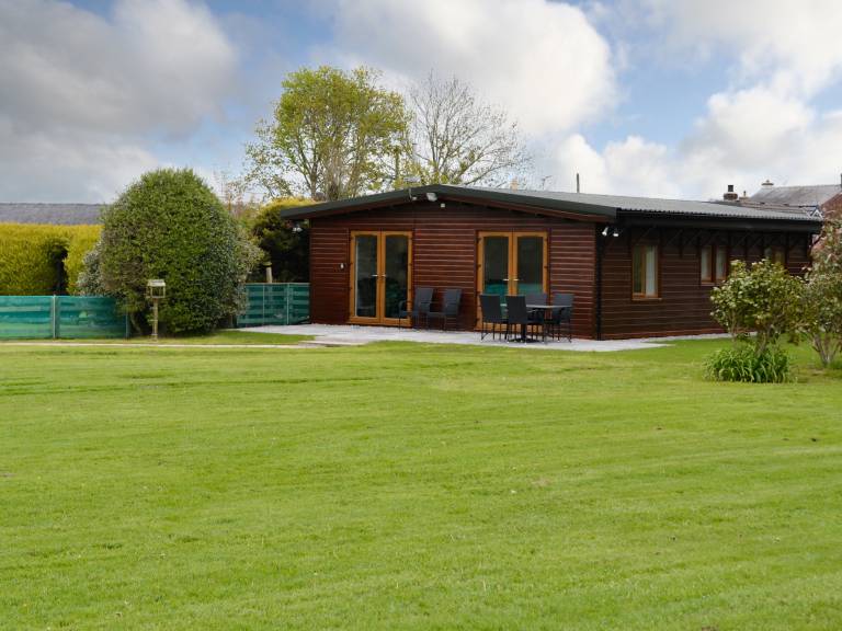 Cottage with yard in Carlisle
