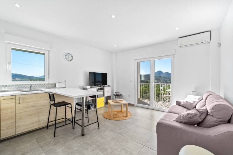 Apartment 'Unforgettable Rental in A Beautiful' with Balcony, Wi-Fi and Air Conditioning — photo 2