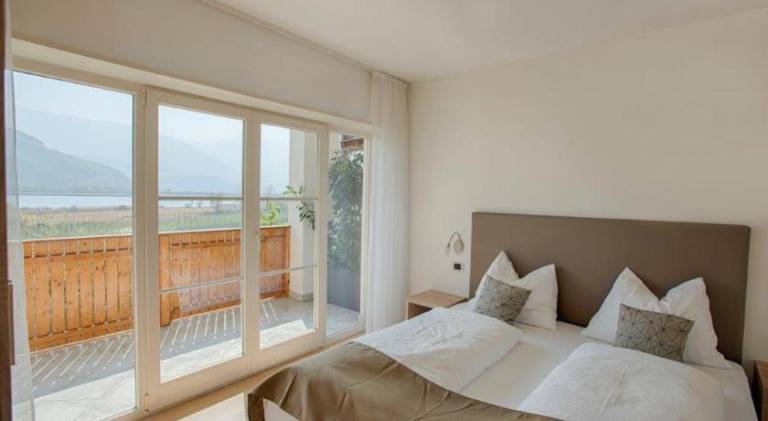 Serviced apartment with yard — photo 2