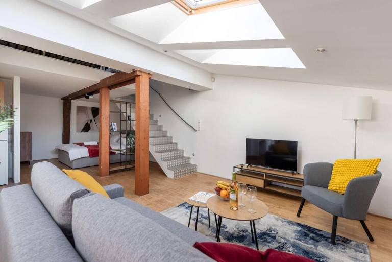 Charming holiday apartment with patio | Next to Wenceslas Square | Perfect for remote work | Dogs allowed — photo 2