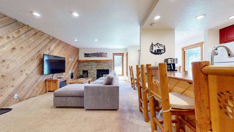 Fully equipped nice condo with jacuzzi & sauna | Mountain view | Pets allowed — photo 2