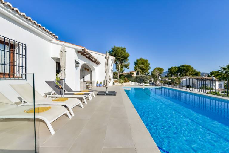 Villa with private pool, yard & barbeque — photo 2