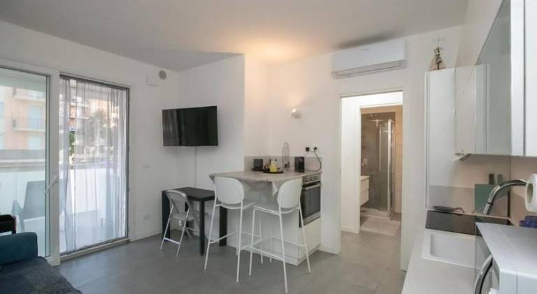 Apartment with pool — photo 2