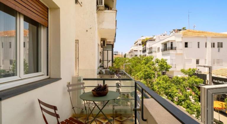 Classic Bauhaus 1Br with Balcony on Sheinkin Street by FeelHome — photo 3