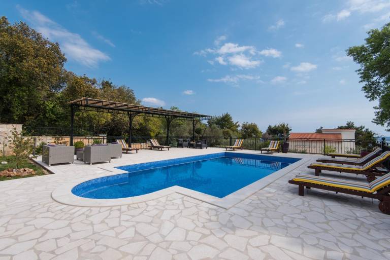 Villa with private pool, barbeque & patio | Mountain view — photo 3