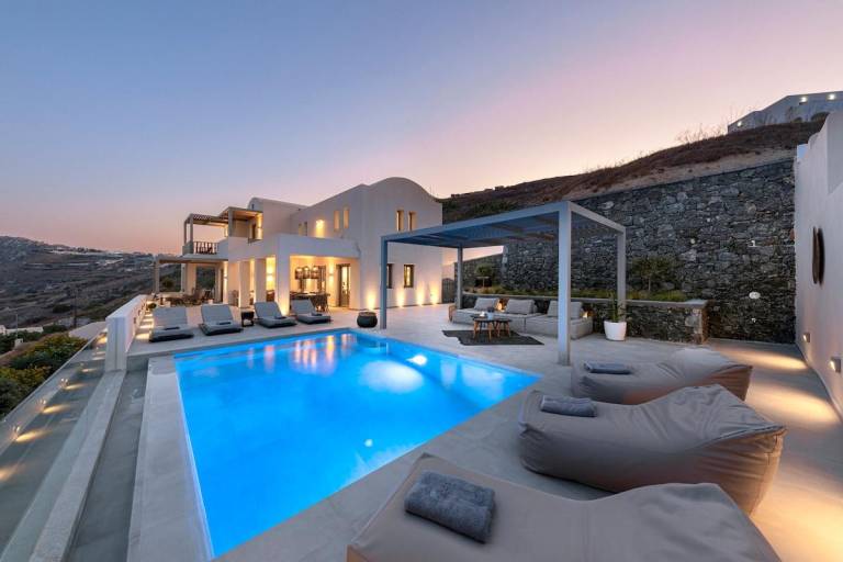 Villa with 6 rooms for 12 persons in Santorini