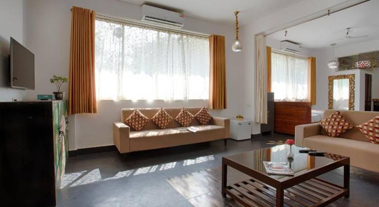 Serviced apartment with garden, pool & patio — photo 2