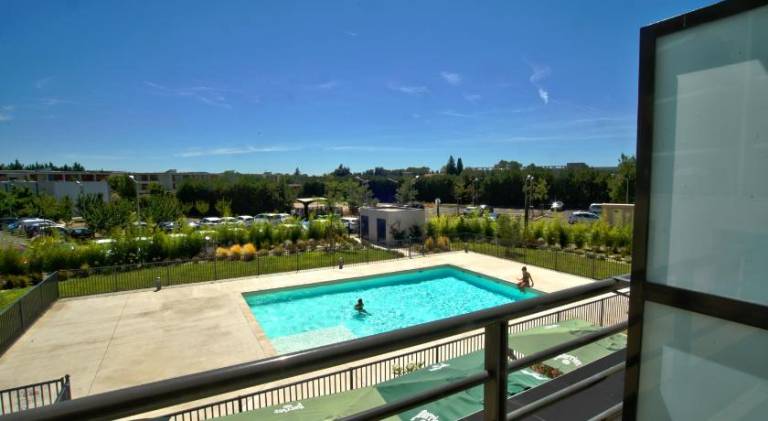 Pleasant serviced apartment with yard & pool | Pets allowed — photo 4