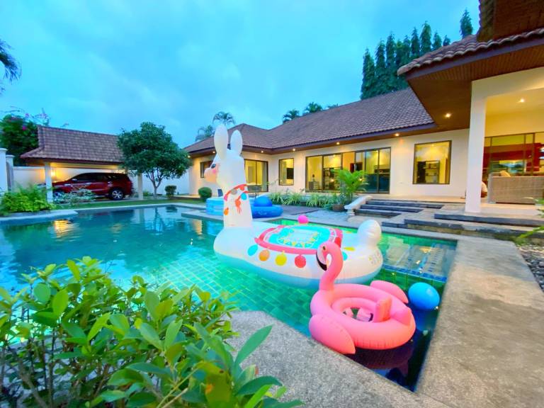 Villa with pool, grill & yard | Perfect for remote work | Pets are welcome in Chonburi