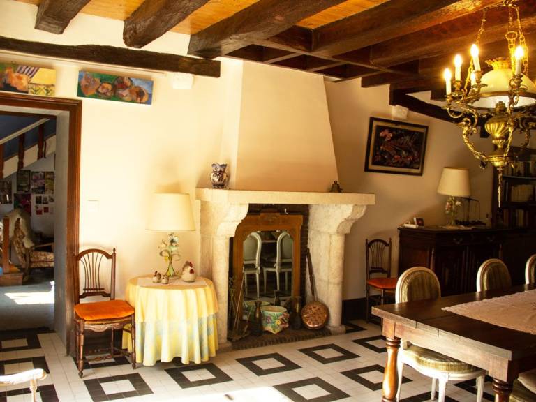 Spacious Vintage Cottage in Loire Valley: Village Charm, Garden, Pets Welcome — photo 3