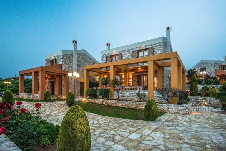 House with pool, terrace & yard | Pets allowed — photo 2