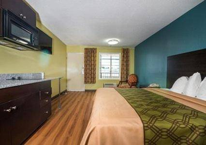 Royal Extended Stay Hotel in Selma, NC