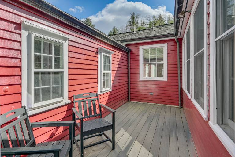 Pet-Friendly Yard: Boston Area Home Near Gillette — photo 3