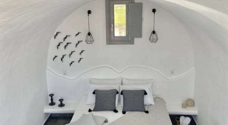 Aeron Suites in Santorini