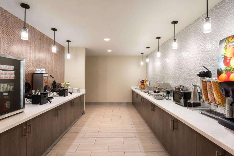 La Quinta Inn & Suites by Wyndham Clovis CA — photo 3