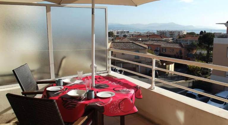 Fully equipped pleasant apartment with patio, yard & private pool | Beach nearby | Pets allowed in Biot