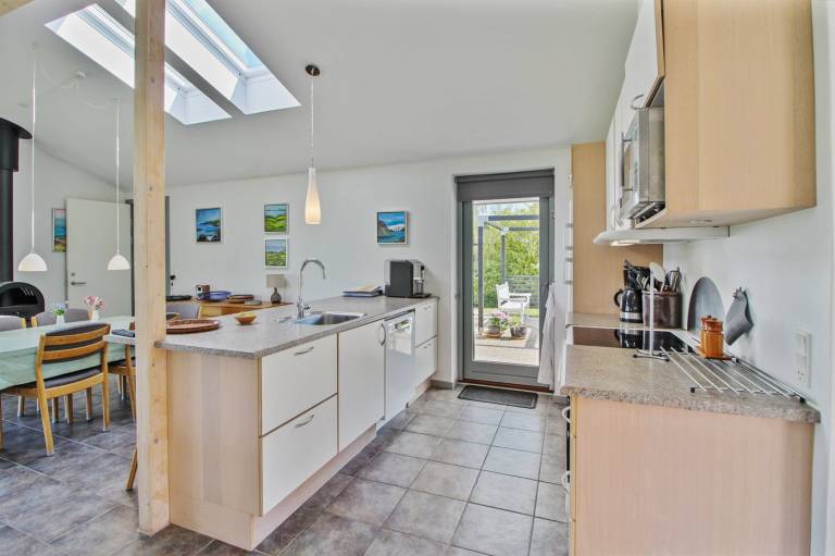 Fully equipped charming vacation home with sauna & terrace | Water view | Pets allowed — photo 4