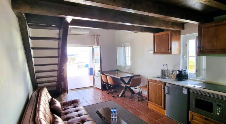 Vacation home with terrace, pool & garden — photo 3