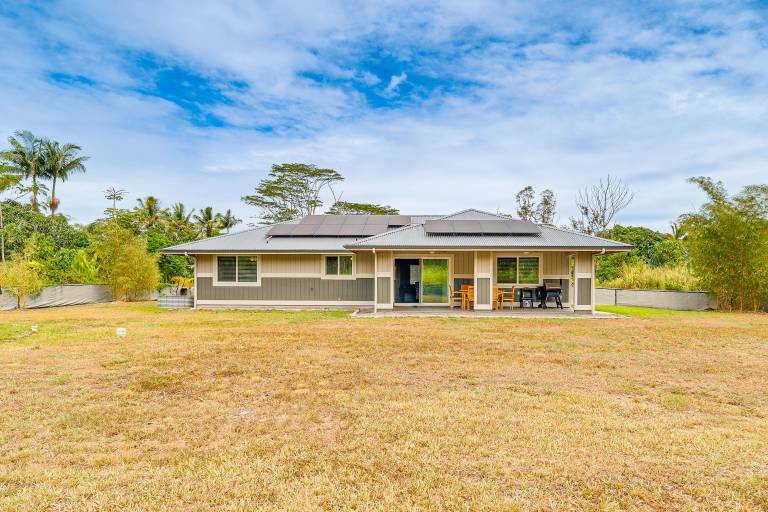Close to Beaches! Pet-Friendly Keaau Home w/ Lanai — photo 2