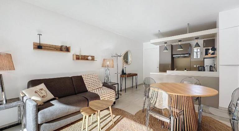 Holiday apartment with pool, garden & patio — photo 2