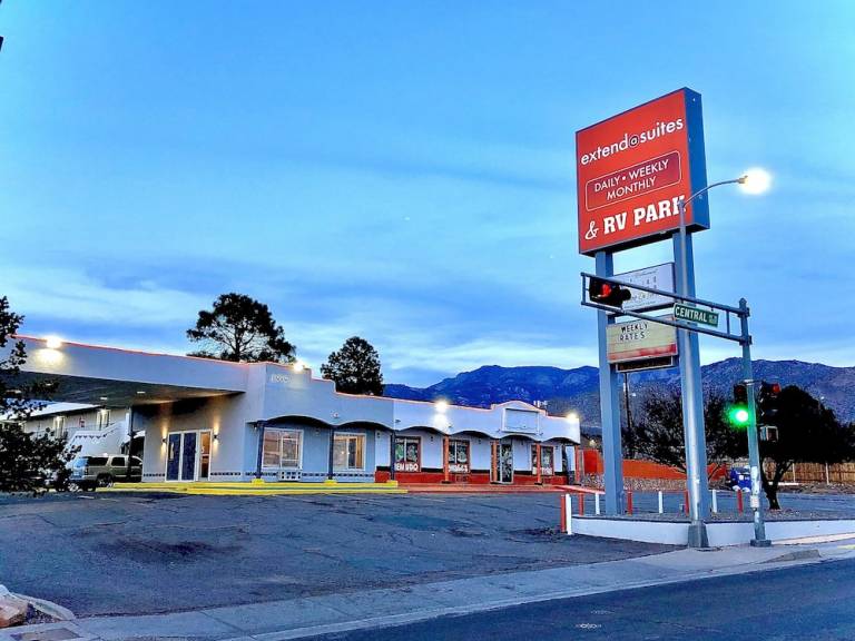 Motel Singing Arrow